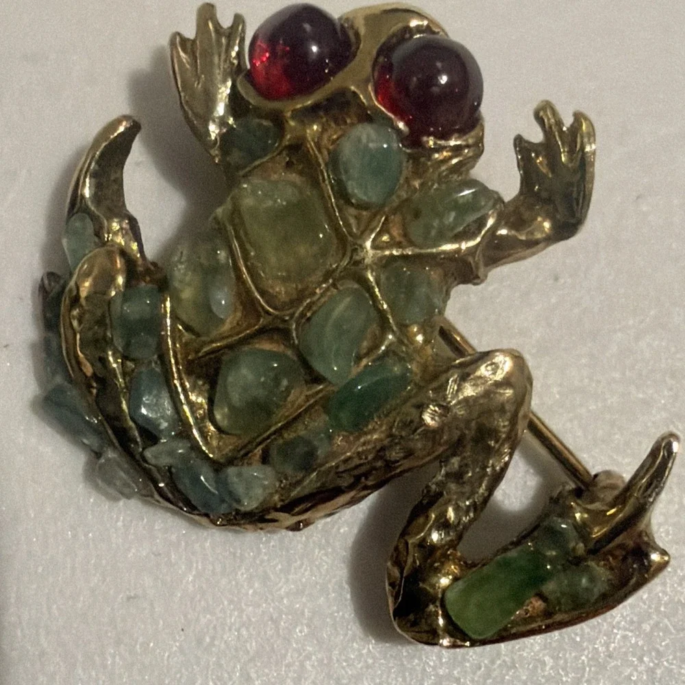 Vtg Swoboda Frog Brooch Pin Jade Chip Body Garnet Eyes Marked SWO, Inc RARE‎